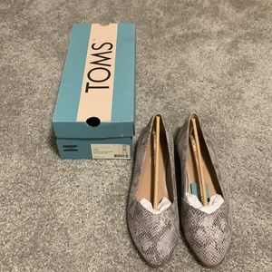 New in Box! Toms Julie Cobblestone Snake Printed Suede shoes size 10!